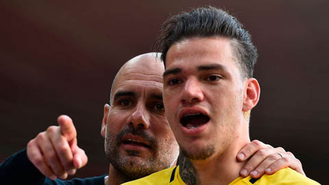 Pep chấm thủ thành Ederson đá 11m thay Aguero và Jesus