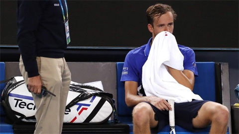 Australian Open 2020 ngày 4: Medvedev xịt máu mũi, Thiem thoát hiểm
