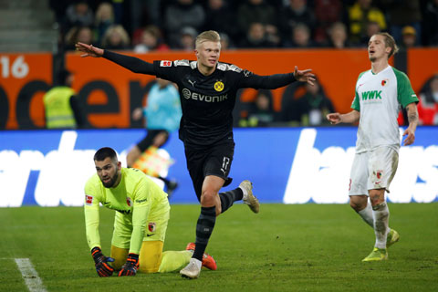 Haaland lập hat-trick vào lưới Augsburg ngay trong trận ra mắt Dortmund