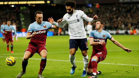 Cầu thủ West Ham chật vật ngăn cản Salah (giữa) đi bóng