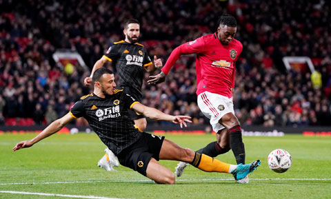 Man United (phải) đã thắng tới 9/10 lần gần nhất đón tiếp Wolves tại Old Trafford