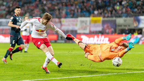 Chủ nhà Leipzig (áo sáng) sẽ vượt qua áp lực để thắng đối thủ khó nhằn M’gladbach ở trận cầu quan trọng