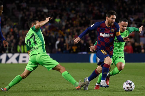 Messi (áo sẫm) đã ghi 2 bàn và kiến tạo 1 bàn trong trận thắng Leganes rạng sáng qua