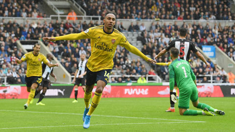 Arsenal gặp khó lại có Aubameyang