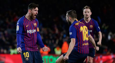 Messi (trái) rất có duyên với Levante khi ghi 22 bàn sau 20 trận gặp đối thủ này