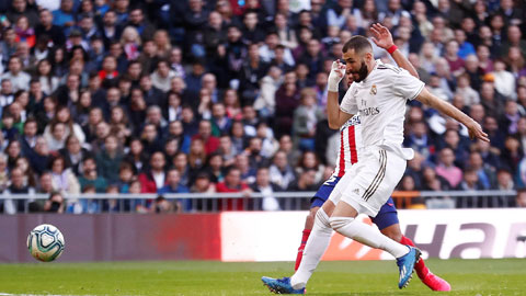 Benzema đệm bóng vào lưới ghi bàn duy nhất giúp Real có 3 điểm trước Atletico
