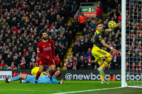 Salah (áo đỏ) lập cú đúp trong cơn mưa bàn thắng Liverpool dội vào lưới Southampton
