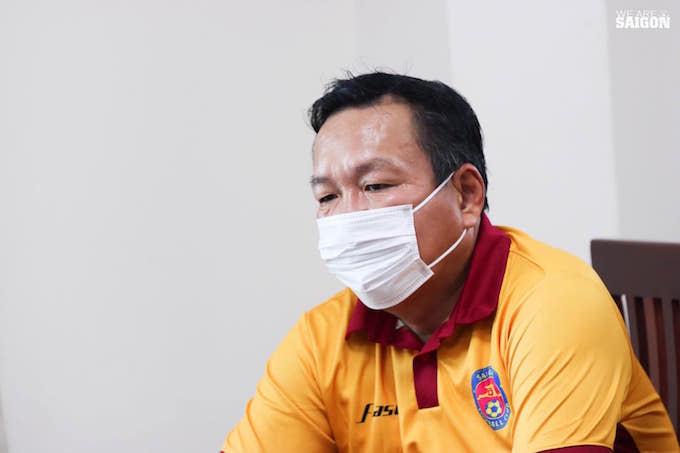 Trong lúc HLV Hoàng Văn Phúc của Sài Gòn FC lại khá căng thẳng