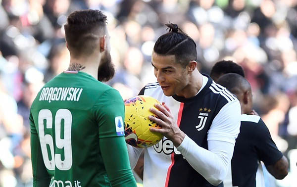Ronaldo đã lập cú đúp trên chấm 11m, góp công giúp Juventus đánh bại Fiorentina
