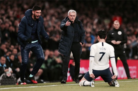 Son Heung-min lao về phía HLV Jose Mourinho ăn mừng bàn thắng trong trận Tottenham đánh bại Man City 2-0