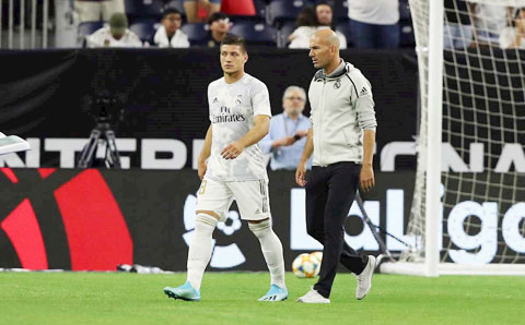 HLV Zidane đã gần hết kiên nhẫn với Jovic (trái)
