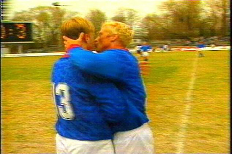 Ông Arnor Gudjohnsen hôn thắm thiết cậu con trai Eidur khi cả 2 cùng khoác áo ĐT Iceland
