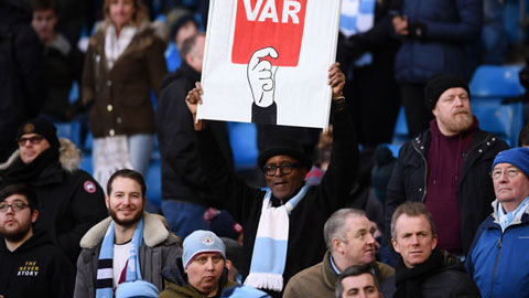 67% fan Premier League cho rằng VAR đã hủy hoại bóng đá