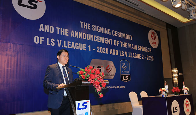 Chủ tịch HĐQT, Tổng giám đốc VPF Trần Anh Tú bày tỏ sự vui mừng khi nhận được sự hợp tác từ nhà tài trợ LS Hàn Quốc ở mùa giải 2020 - Ảnh: Đức Cường 