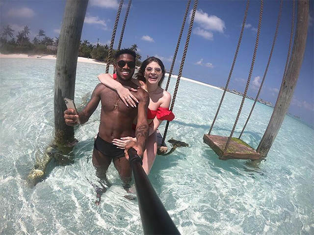 Cầu thủ Fred của M.U chụp hình selfie cùng bà xã Monique ở Maldives 