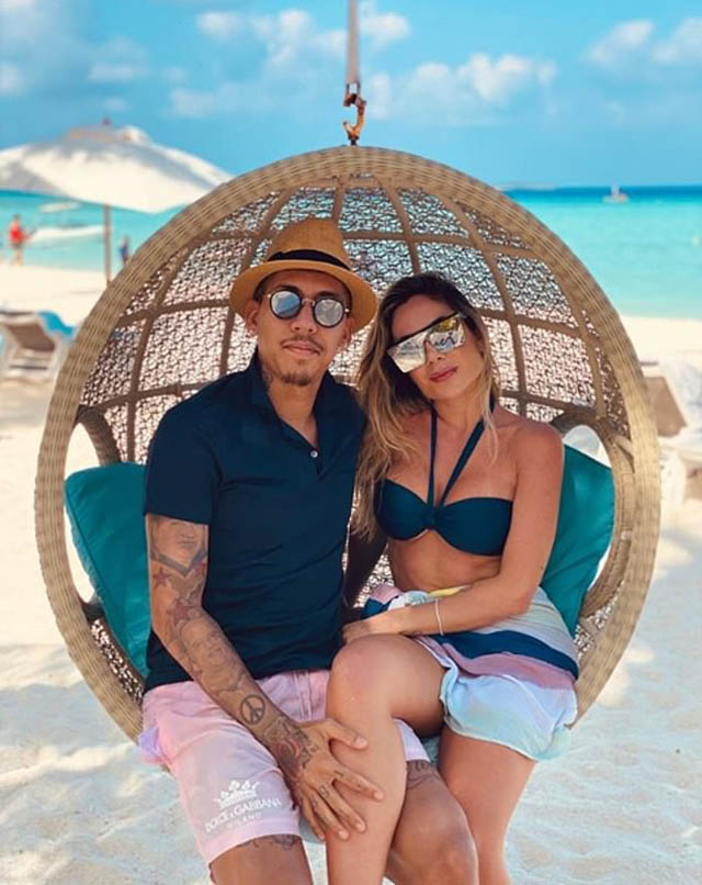 Tiền đạo Roberto Firmino (Liverpool) và cô vợ Larissa Pereira bay tới Maldives để tắm nắng và vui vầy với biển cả