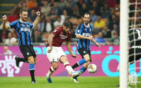 Tốc độ của Theo Hernandez (giữa) đủ sức khoan thủng hàng hậu vệ 3 người bên phía Inter