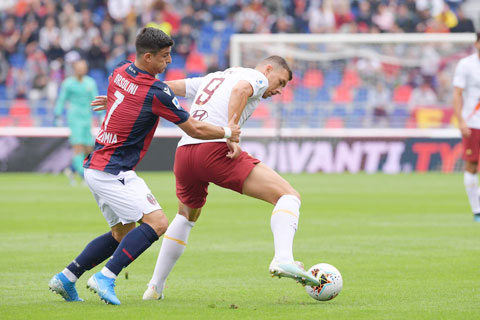 HLV Mihajlovic sẽ chỉ cho các học trò ở Bologna (trái) cách ghìm chân đội bóng cũ Roma