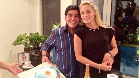 Maradona tái hợp bồ cũ  đáng tuổi con mình