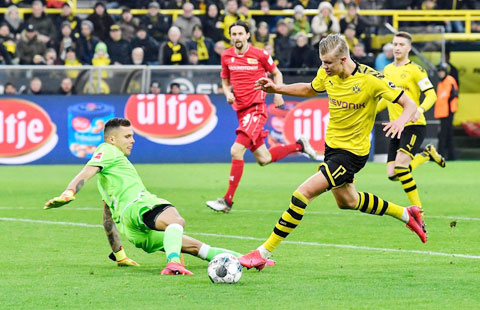 Haaland (phải) sẽ lại ghi bàn để giúp Dortmund đánh bại Leverkusen