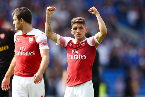 Torreira (phải) là tiền vệ trung tâm duy nhất ghi bàn cho Arsenal mùa này