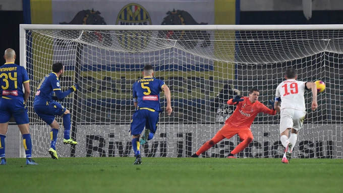 Pazzini ghi bàn trên chấm 11m đem về trận thắng ngược 2-1 cho Verona
