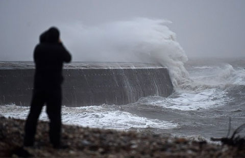 Sóng cuộn vào bờ biển vì tác động của cơn bão Ciara