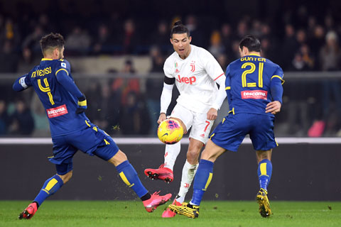 Thất bại trước Verona, Juve của Ronaldo (áo trắng) đang phải rượt đuổi một Inter thăng hoa