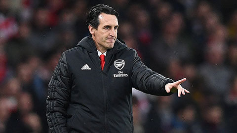 Emery tố cáo bị nhóm cầu thủ Arsenal bẻ ghế 
