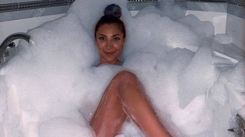 Bạn gái trung vệ Man City khoe thân đầy khiêu khích trong bồn tắm