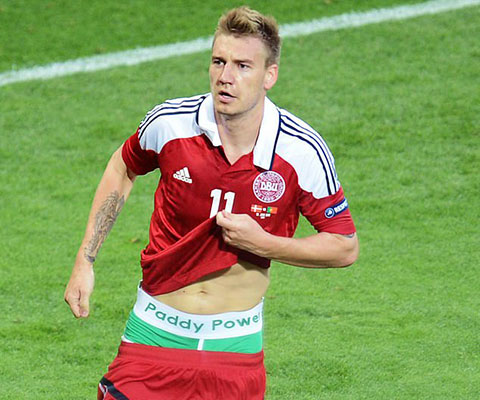 Hành vi quảng cáo không giống ai của Bendtner 