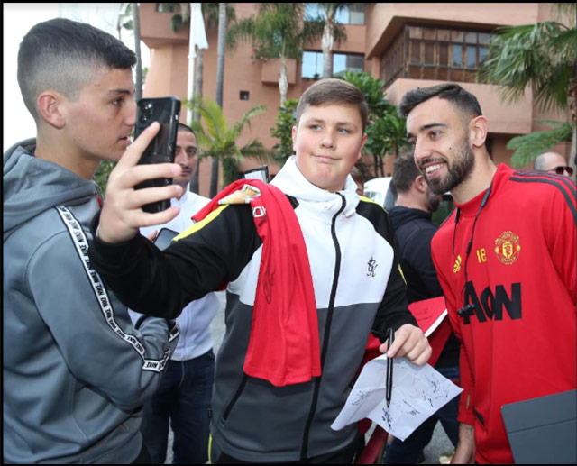 Trong kỳ nghỉ Đông lần này, cầu thủ M.U thư giãn và xả hơi trong những ngày ở Marbella. So với các đồng đội, tân binh Bruno Fernandes nhận được nhiều tình cảm từ CĐV. Các fan đều cố gắng có 1 tấm hình với ngôi sao người Bồ Đào Nha.