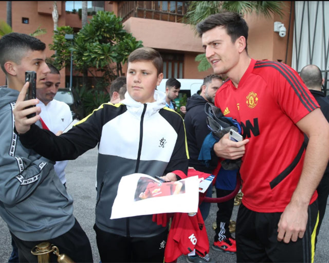 Sự xuất hiện của dàn sao M.U được người dân tại Marbella (Tây Ban Nha) quan tâm. Do đó, thường xuyên có nhiều fan đứng trước khách sạn để được chụp hình với cầu thủ M.U.