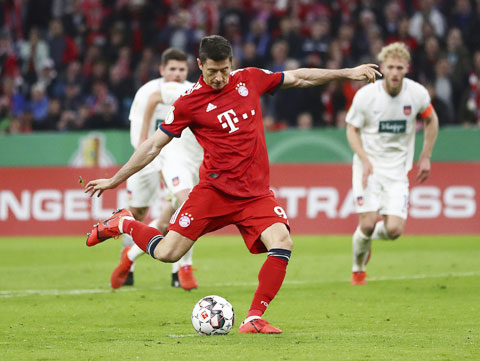 Bayern (áo sẫm) sẽ lấy lại được hình ảnh của chính mình bằng cách vượt qua chủ nhà Cologne ở vòng đấu này