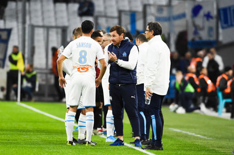 Vắng những trụ cột quan trọng, HLV Villas-Boas (giữa) khó lòng giúp Marseille giành điểm trên sân của Lille