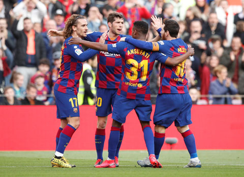 Các cầu thủ Barca ăn mừng chiến thắng trước Getafe đêm thứ Bảy vừa qua