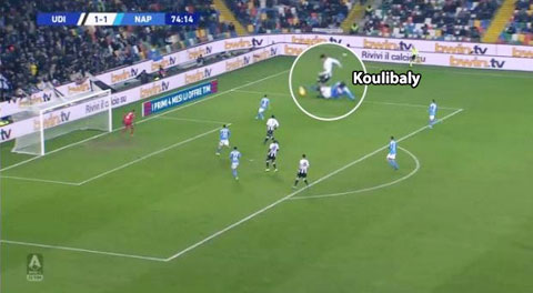 Koulibaly thường xuyên tắc bóng chính xác ngay cả khi đối thủ đã vượt qua anh.