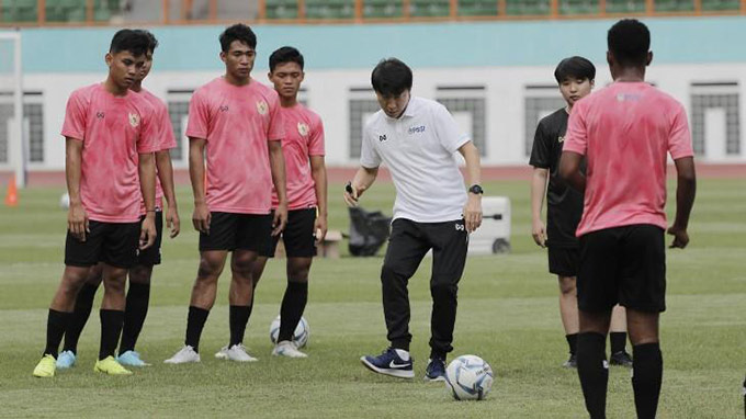 HLV Shin Tae Yong dạy cầu thủ Indonesia lại từ đầu