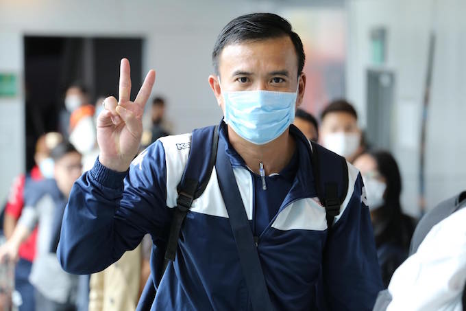HLV thủ môn Trần Minh Quang lại tỏ ra khá thoải mái khi có mặt ở sân bay Changi