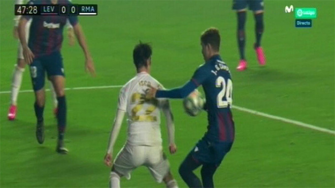 Tình huống gây tranh cãi ở trận Real thua Levante 0-1