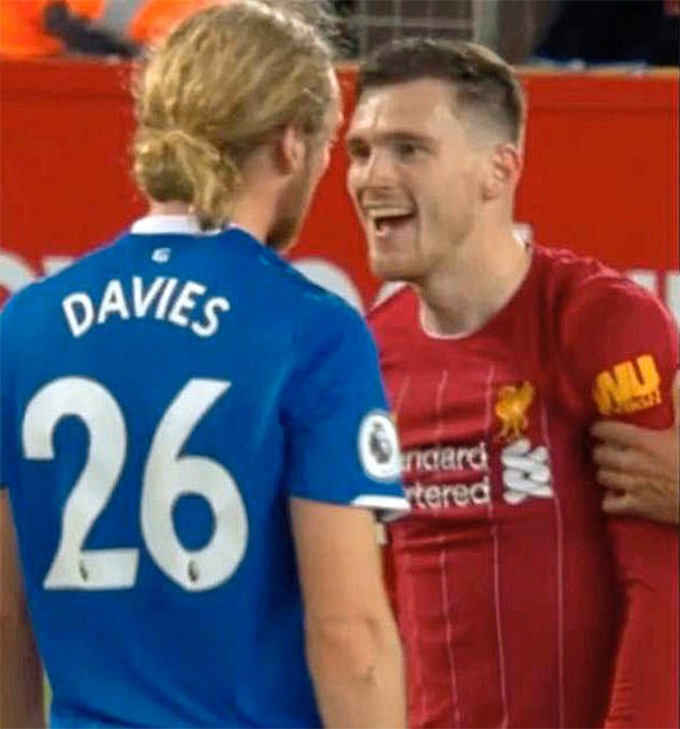 Nụ cười đầy thách thức của Robertson với Davies
