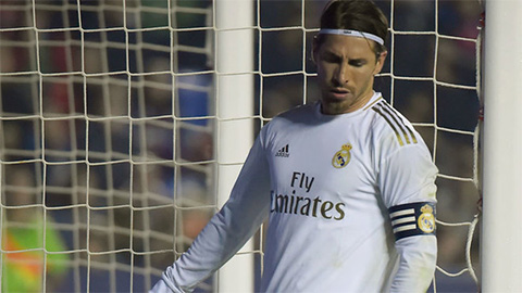 Ramos, Carvajal nổi điên với trọng tài sau trận thua khiến Real bị Barca qua mặt