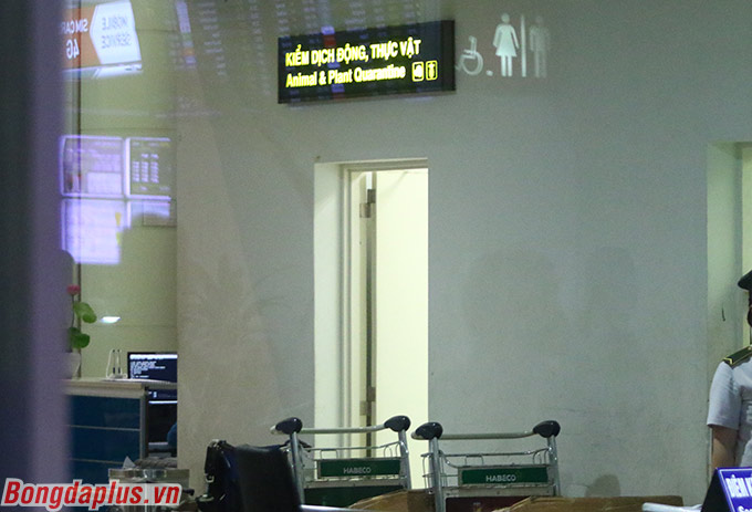 Nhà cầm quân người Hàn Quốc mất gần 10 phút đồng hồ trong phòng kiểm dịch của sân bay 