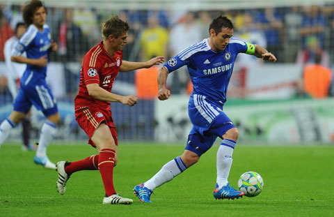 Lampard (phải), HLV hiện tại của Chelsea, là thủ quân trong trận chung kết lịch sử với Bayern năm 2012