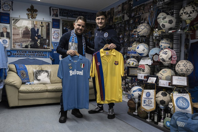 Con trai của Vignati (trái), người quản lý cũ của sân San Paolo và bảo tàng Maradona do cha để lại