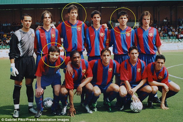 Đội tuyển U15 Barcelona tài năng vào tháng 4/2003: (Hàng sau, từ trái sang phải) Dani Plancheria, Jose Hinojosa, Gerard Pique, Marc Valiente, Cesc Fabregas, Roger Giribet. (Hàng trước, từ trái sang phải) Lionel Messi, Franck Songo'o, Julio de Dios Moreno, Eugenio Plazuelo, Juanjo Clausi