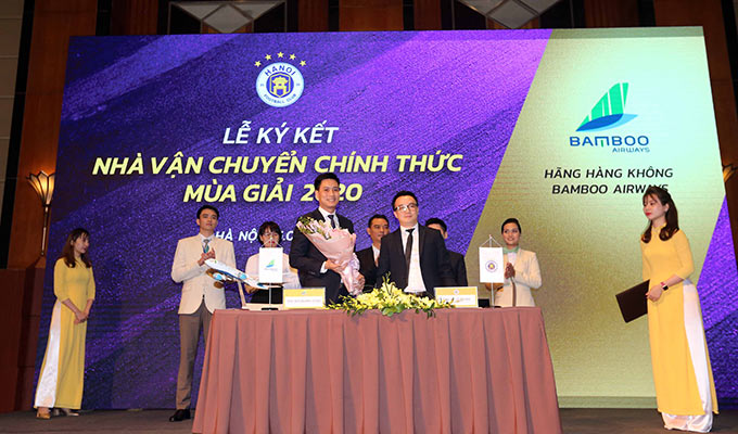 Hà Nội FC ra mắt nhà tài trợ vận chuyển trong mùa giải mới - Ảnh: PT