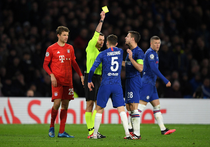 Các cầu thủ kinh nghiệm nhất của Chelsea đều mắc sai lầm như Jorginho nhận thẻ vàng ở phút 49
