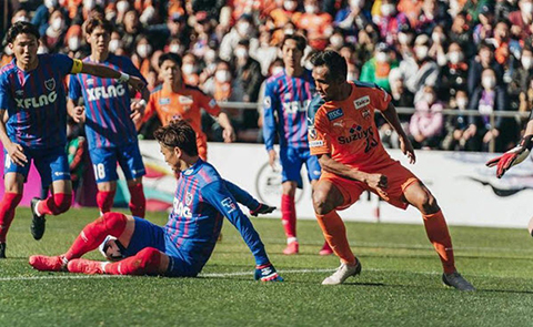 Tiền đạo Dangda (bên phải) đang chơi bóng tại J.League