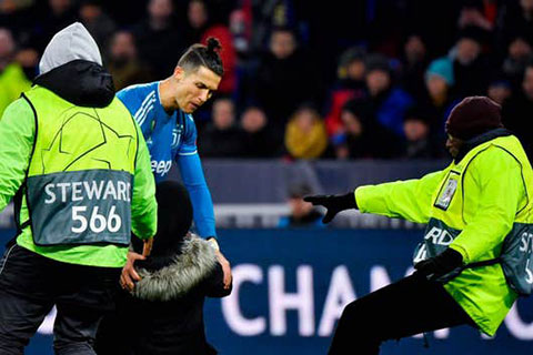 Fan cuồng lao vào sân ôm chân Ronaldo đòi chụp ảnh cùng